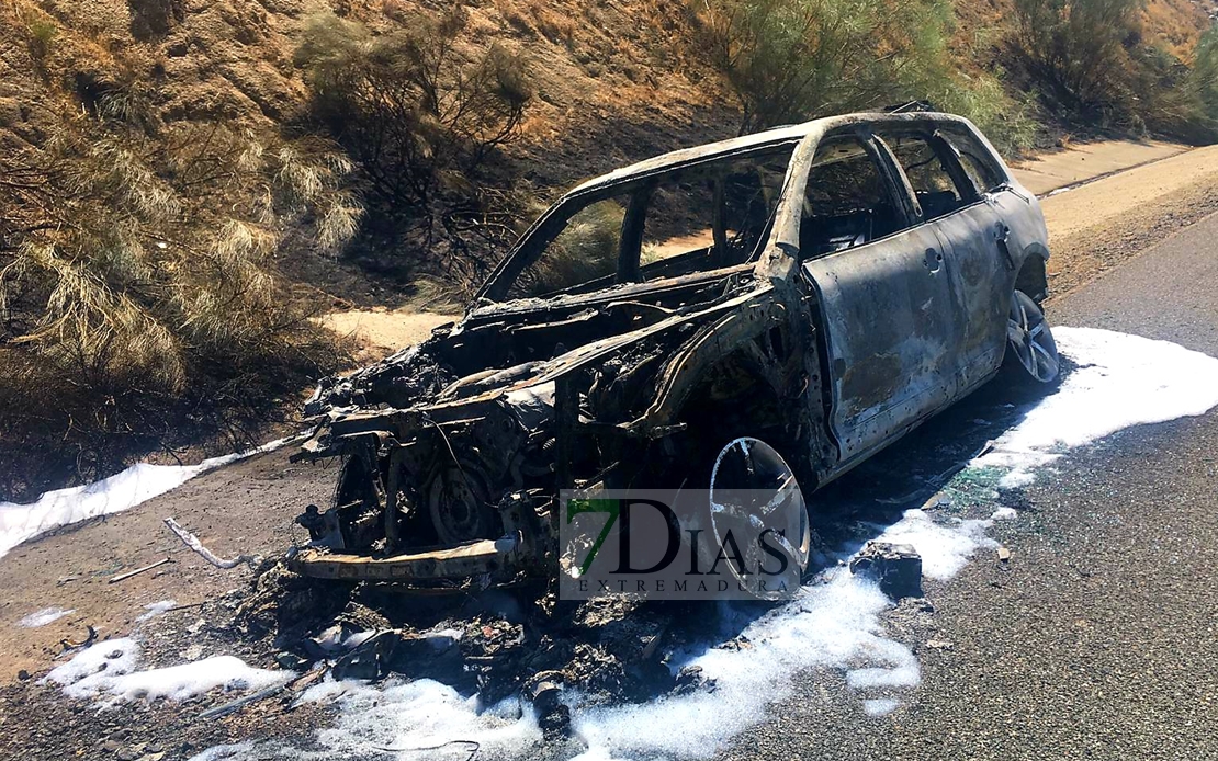 Se calcina un vehículo en la A-66 cerca de Monesterio (Badajoz)