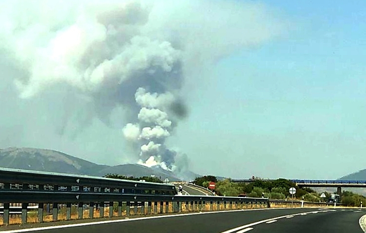 Aviones Canadair del Ejército del Aire combaten las llamas en el incendio de Cañaveral