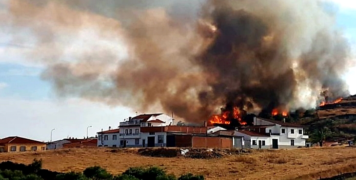 Bomberos forestales luchan para que las llamas no lleguen a Torrejoncillo (CC)