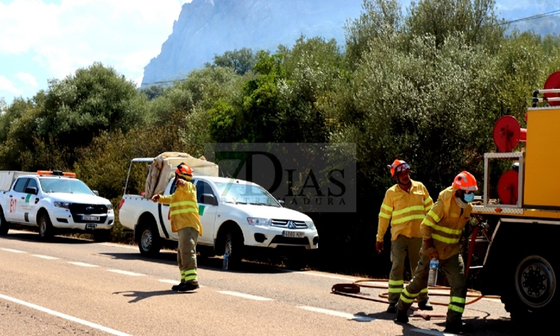 Bomberos Forestales intentan controlar un incendio en la Sierra Amador (Oliva de Mérida)