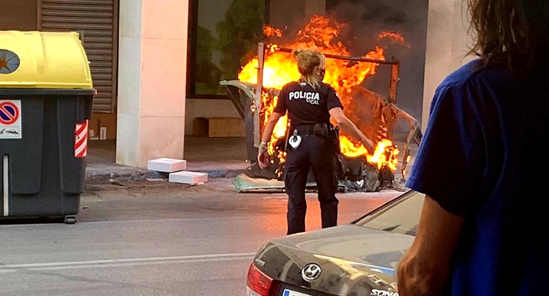 VÍDEO - Quema de contenedores en la avenida Juan Carlos I (Badajoz)