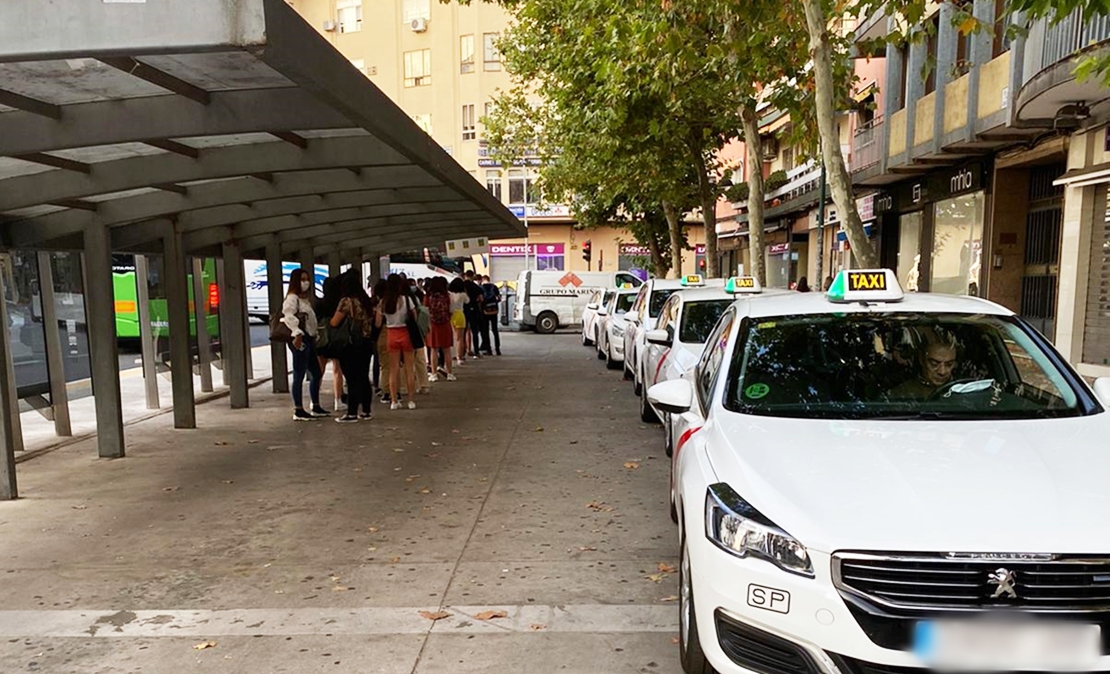 Acuerdo con Radio-Taxi para dividir la parada de Plaza de América en Cáceres