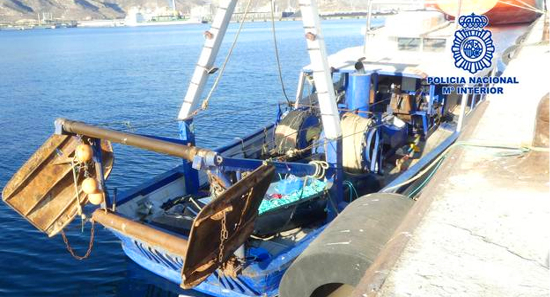 Arrestados dos &#39;pateristas&#39; que trasladaban a 79 ciudadanos argelinos a bordo de un pesquero