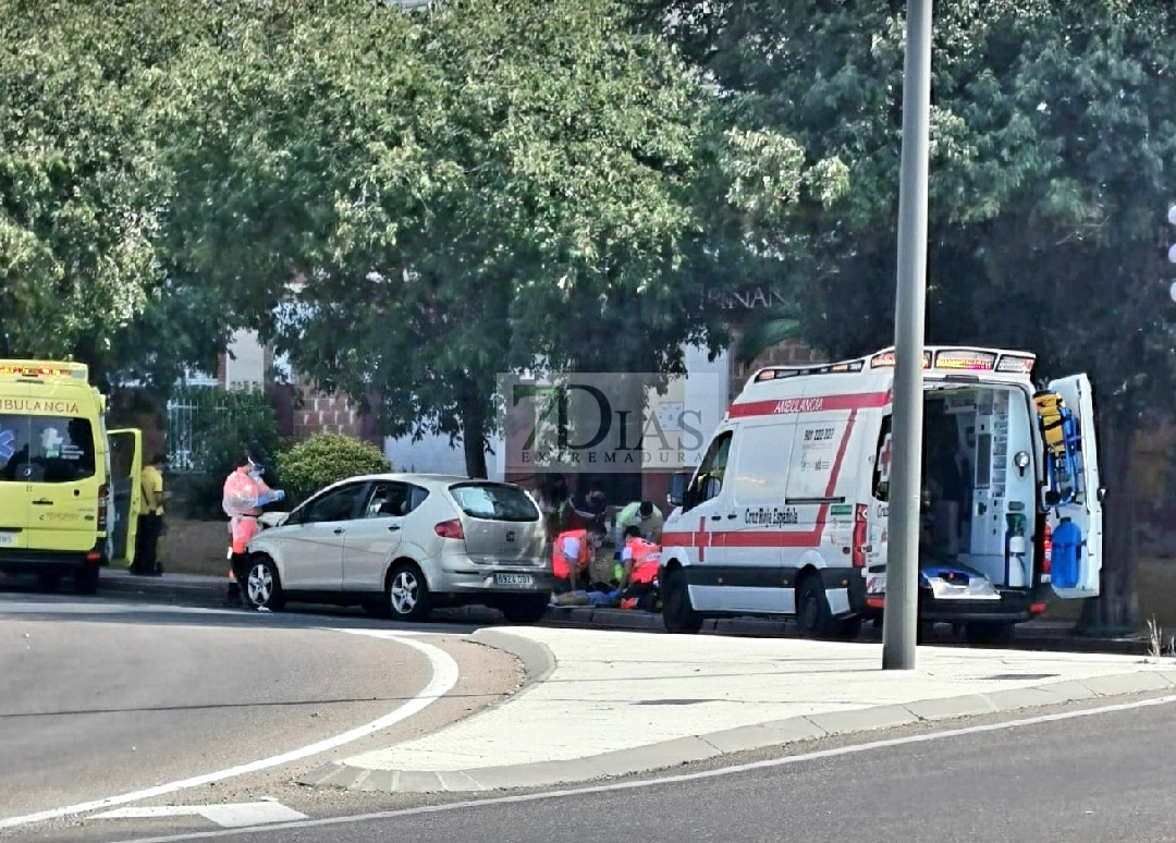 Una joven hospitalizada tras una colisión entre un camión y un turismo en Badajoz