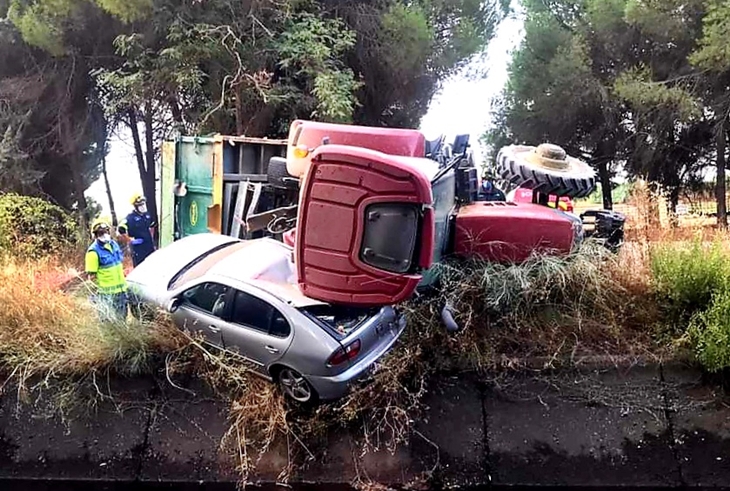 Accidente entre un turismo y un tractor en el Camino de Almoharín