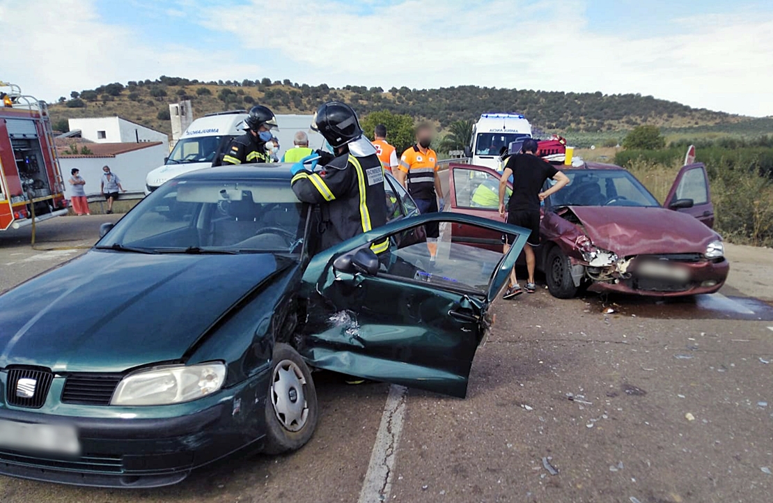 Una colisión entre dos turismos deja un atrapado cerca de Villanueva de la Serena