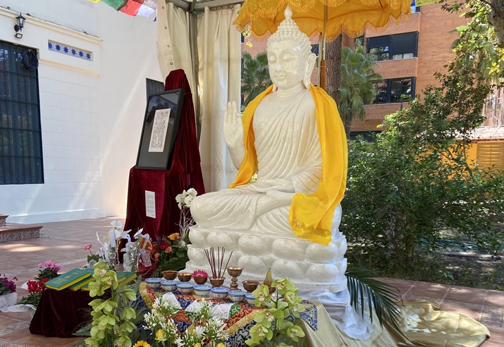 Trasladan la estatua de Buda al Centro Budista Dudjom
