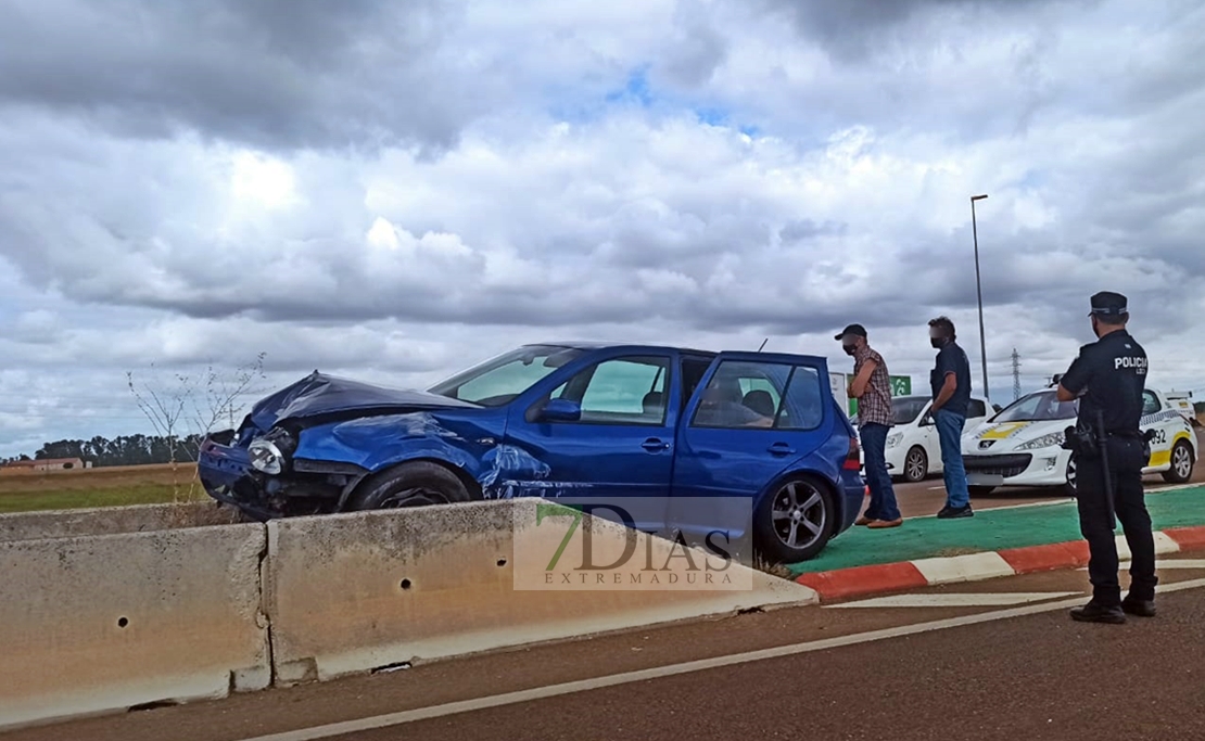 Se empotra contra una isleta en la carretera de Madrid