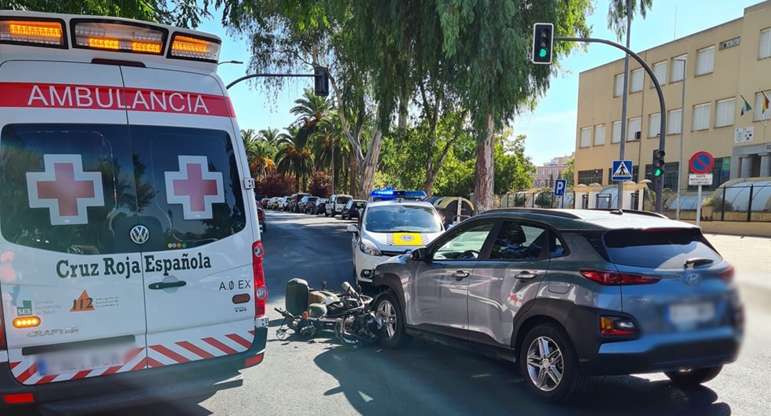 Colisión entre un turismo y una motocicleta en Badajoz