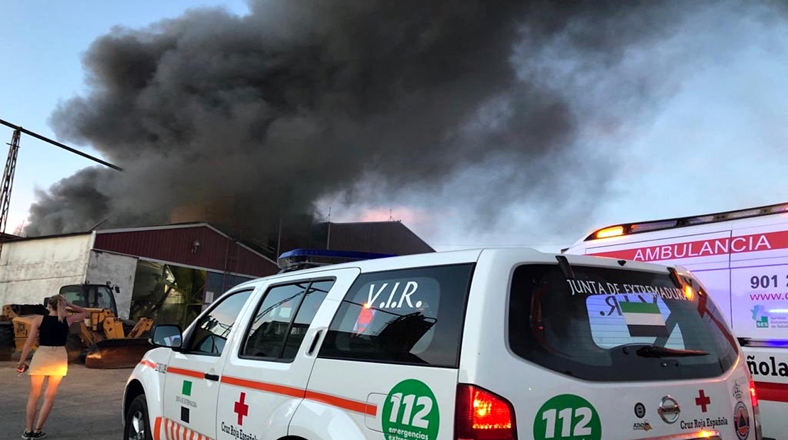 Incendio en Fregenal y un herido en accidente laboral