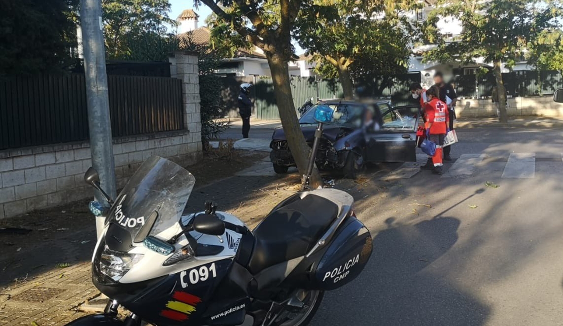 Una mujer trasladada al hospital tras chocar contra un árbol en Badajoz