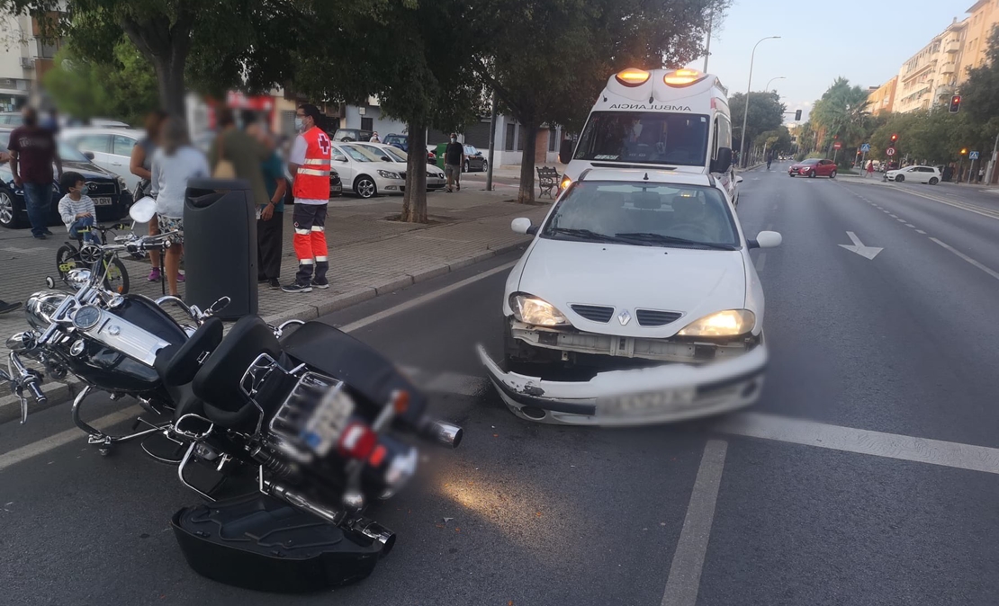 Colisión entre un coche y una moto en María Auxiliadora (Badajoz)