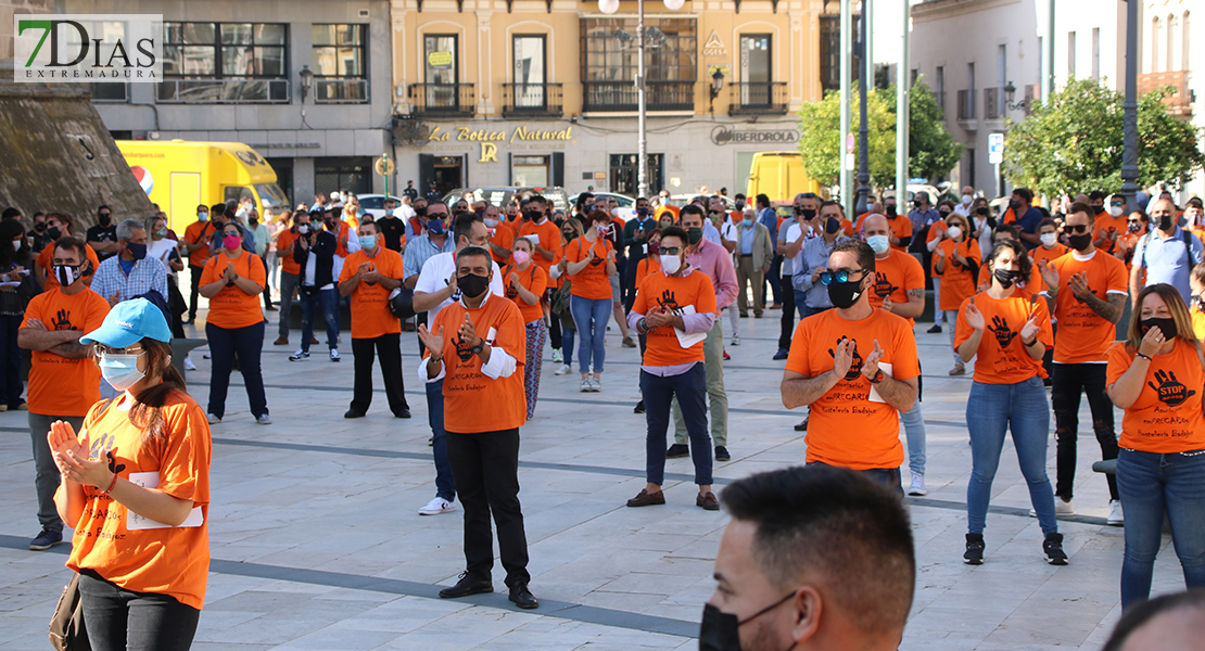 Imágenes de la concentración de hosteleros en Badajoz: &quot;STOP acoso&quot; a los negocios