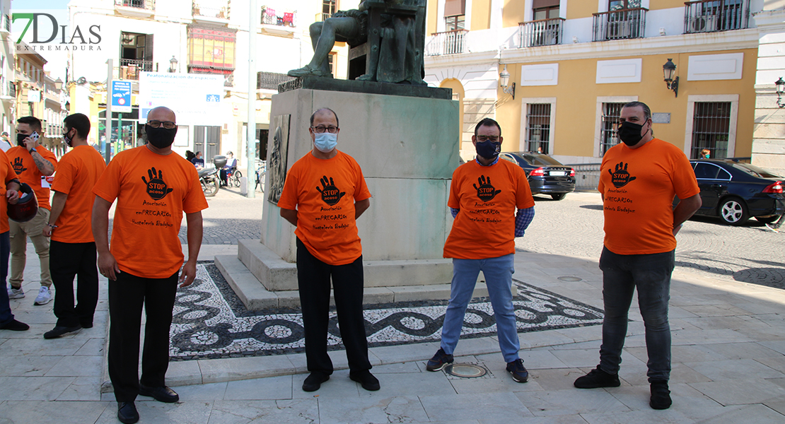 Imágenes de la concentración de hosteleros en Badajoz: &quot;STOP acoso&quot; a los negocios