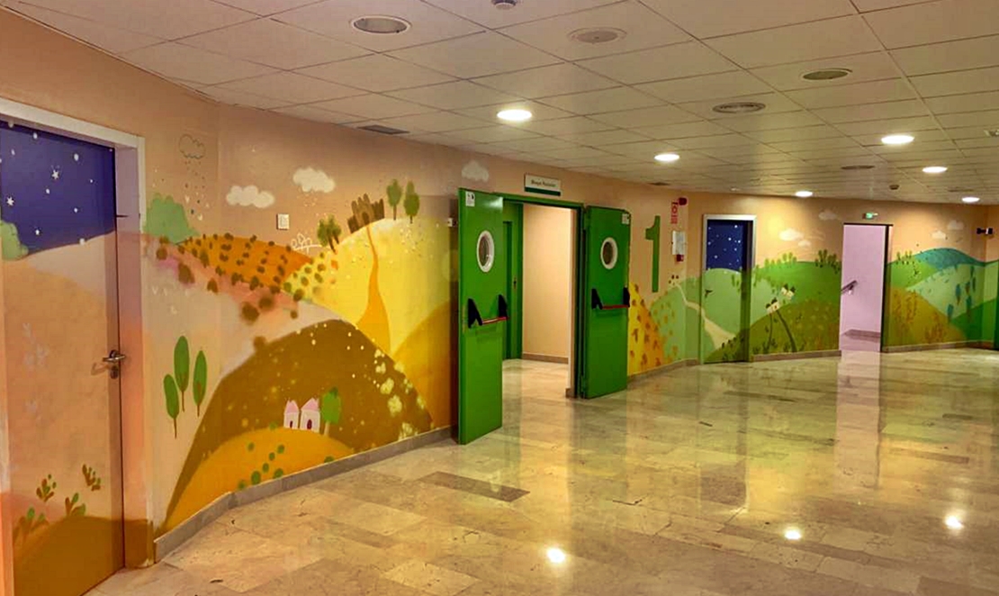 El Hospital de Mérida decora con grandes murales pintados la zona de pediatría