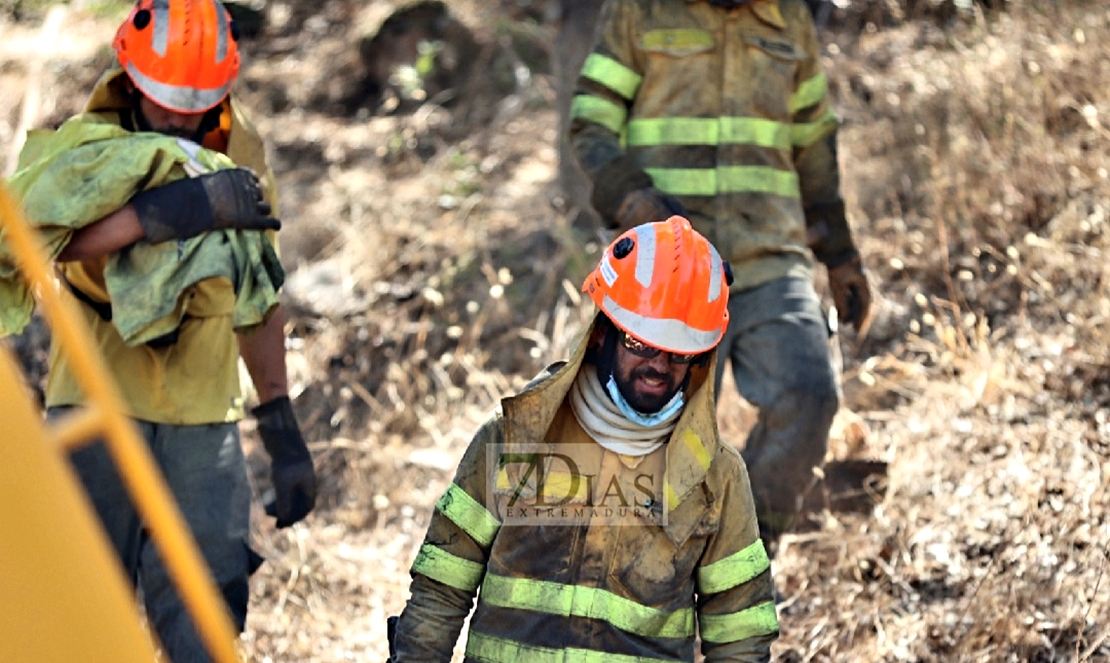 Incendio forestal entre La Roca de la Sierra y Villar del Rey