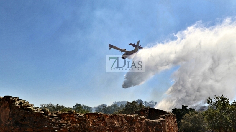 Incendio forestal entre La Roca de la Sierra y Villar del Rey