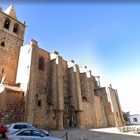 Amenaza a Policías sin mascarilla y bebiendo alcohol en plena vía pública de Cáceres