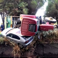 Accidente entre un turismo y un tractor en el Camino de Almoharín