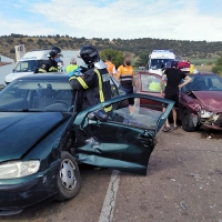 Una colisión entre dos turismos deja un atrapado cerca de Villanueva de la Serena