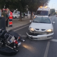 Colisión entre un coche y una moto en María Auxiliadora (Badajoz)