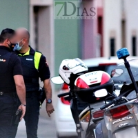 La Policía Nacional sorprende a dos jóvenes robando en varios vehículos en Mérida