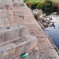 Exigen al Ayuntamiento que limpie las pintadas sobre el tajamar del Puente de Palmas