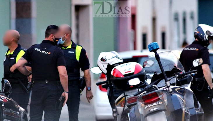 La Policía Nacional sorprende a dos jóvenes robando en varios vehículos en Mérida