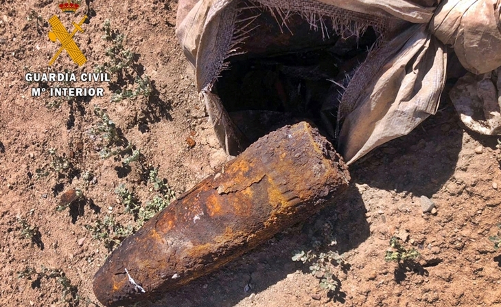 Aparecen tres proyectiles de la Guerra Civil bajo el puente del Embalse de la Serena