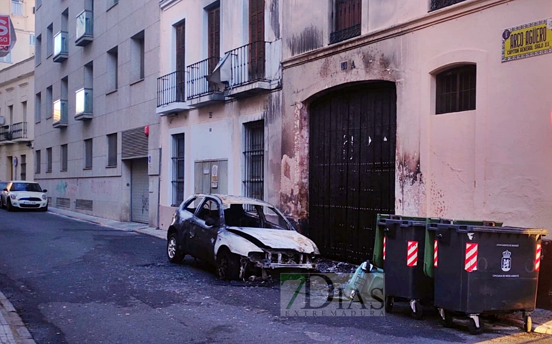 Un incendio afecta a varios contenedores, un vehículo y la fachada de una vivienda en Badajoz