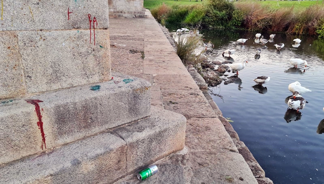 Exigen al Ayuntamiento que limpie las pintadas sobre el tajamar del Puente de Palmas