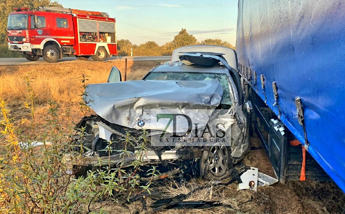 Colisión entre un camión y dos turismos en la provincia de Cáceres