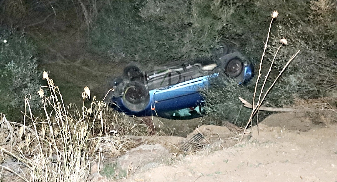 Salvan su vida tras un fuerte accidente en el azud (Badajoz)