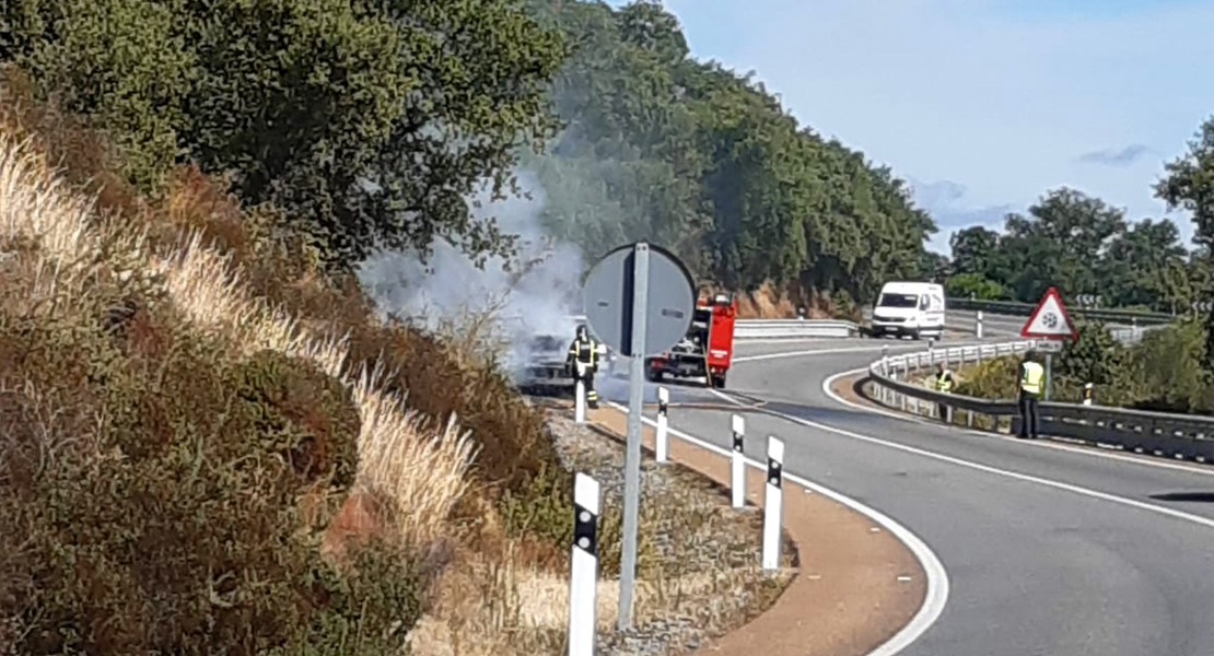 Bomberos del CPEI extinguen un coche ardiendo cerca de Jerez de los Caballeros