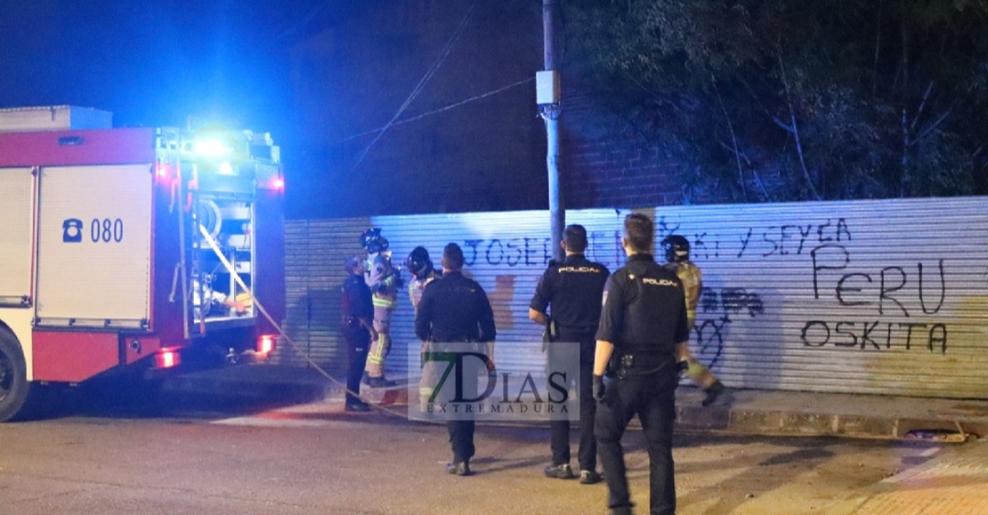 Los Bomberos actúan en un incendio en la calle Zapata (Badajoz)