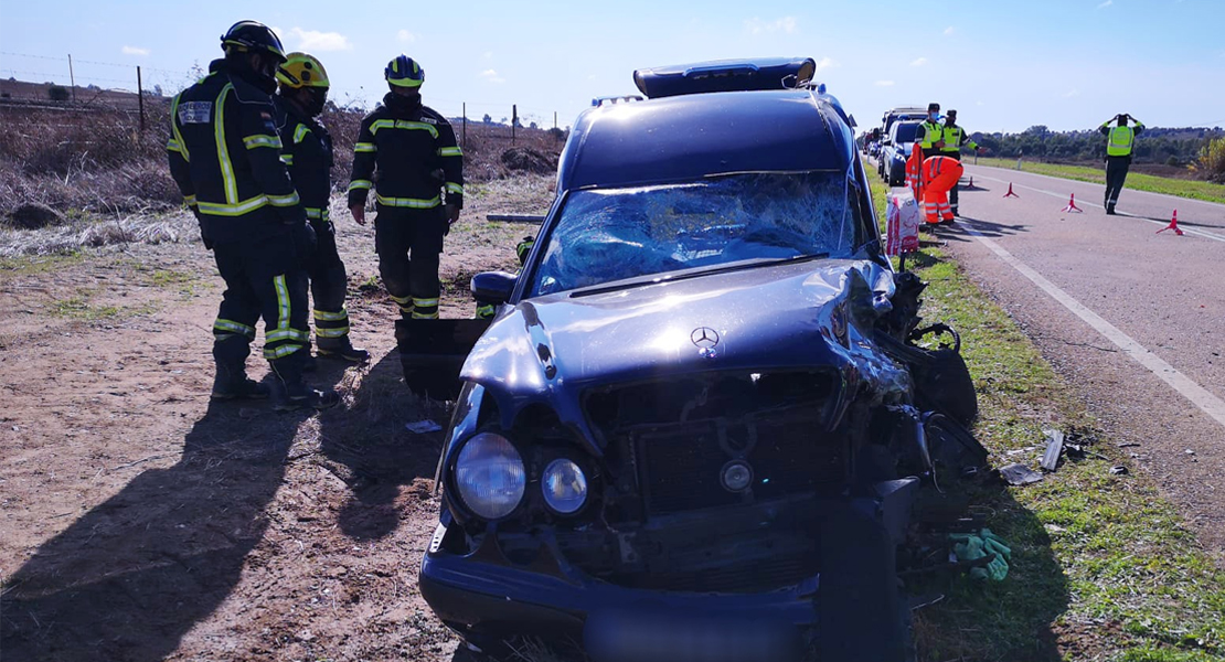 Queda atrapado tras un choque entre una furgoneta y un coche fúnebre en la EX-110