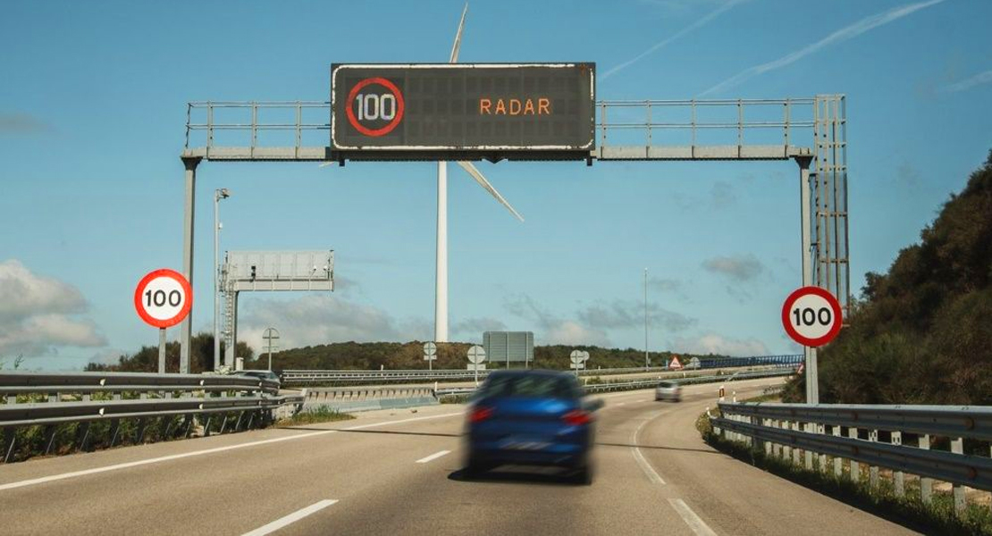 La DGT ofrece la posición de todos los radares fijos, móviles y de tramo en España