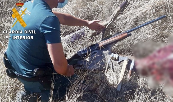 EXTREMADURA - La Guardia Civil investiga a un furtivo por abatir y despiezar un ciervo