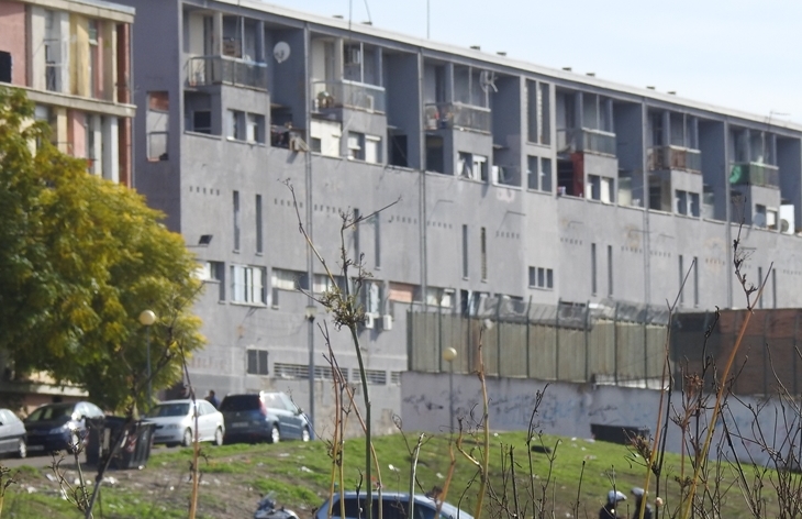 Arrojan droga desde una ventana, la recoge y se da a la fuga en Badajoz