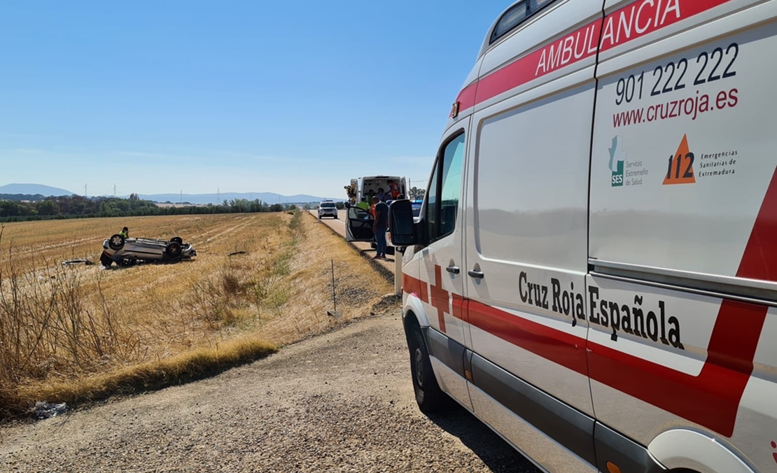 Tres jóvenes heridos tras salirse de la vida y volcar en la Albuera