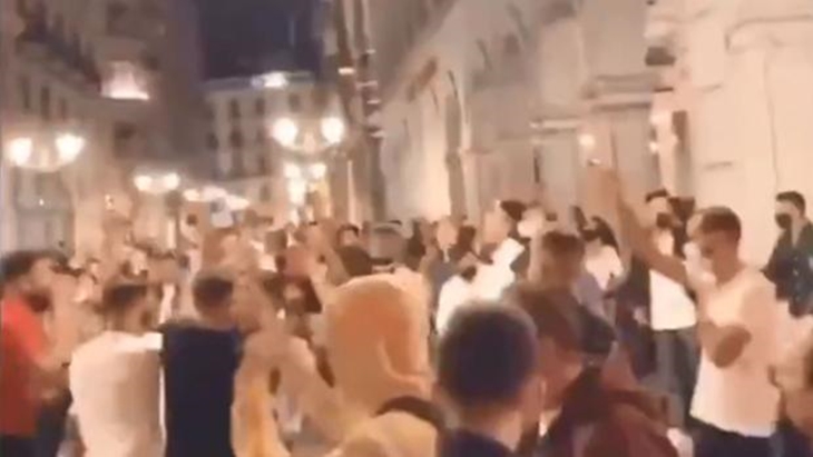 Multitud de jóvenes salen de fiesta en Granada sin respetar las medidas