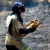 Un incendio afecta a varias parcelas en la Urbanización Las Rozas (Badajoz)