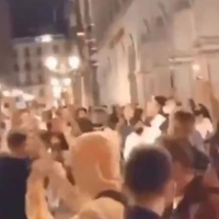 Multitud de jóvenes salen de fiesta en Granada sin respetar las medidas