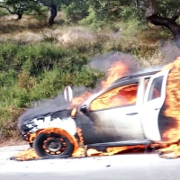 Bomberos del CPEI extinguen un coche ardiendo cerca de Jerez de los Caballeros