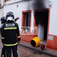 Los bomberos actúan en un incendio de vivienda en San Vicente de Alcántara (Badajoz)