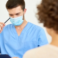 El Colegio de Médicos discrepa en conceder competencias a los médicos sin titulación