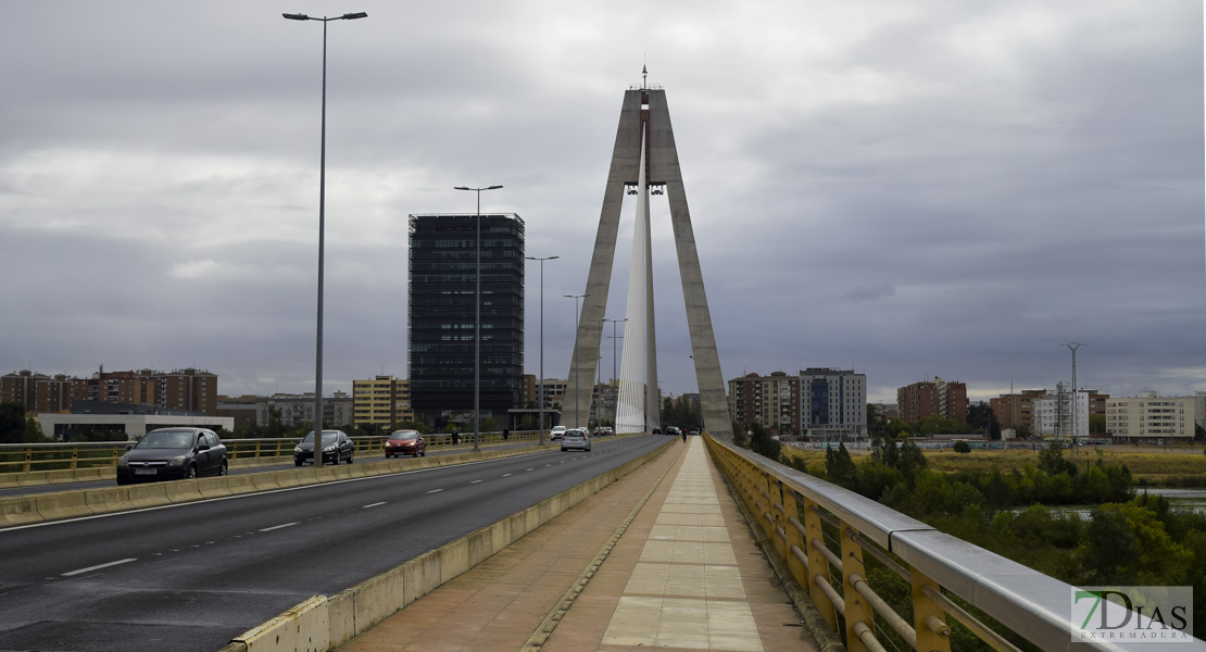 Un ciclista choca contra un camión en el Puente Real de Badajoz