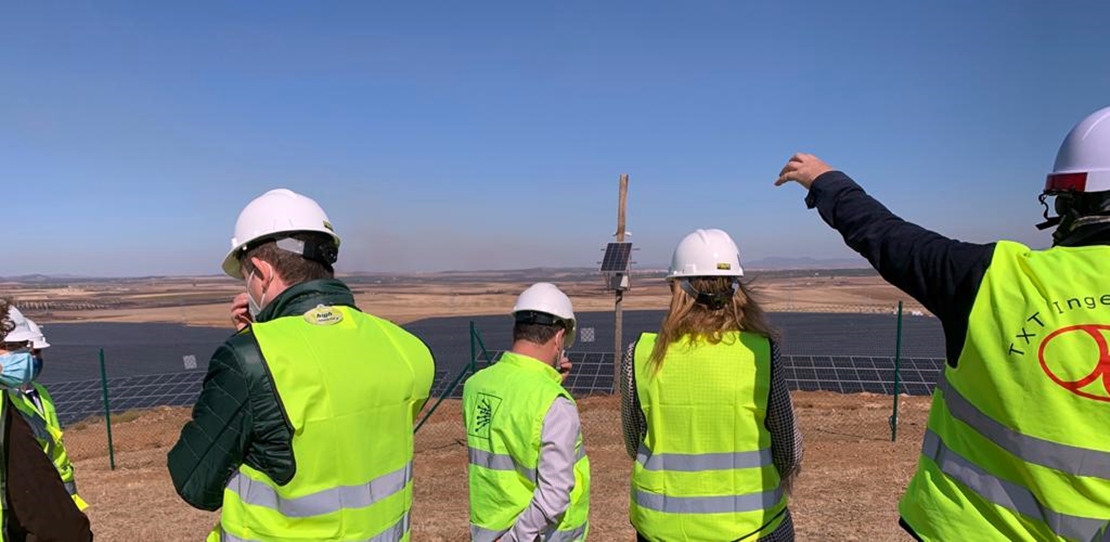 Seco visita la planta fotovoltaica de Bienvenida, una de las doce grandes plantas que hay en Extremadura