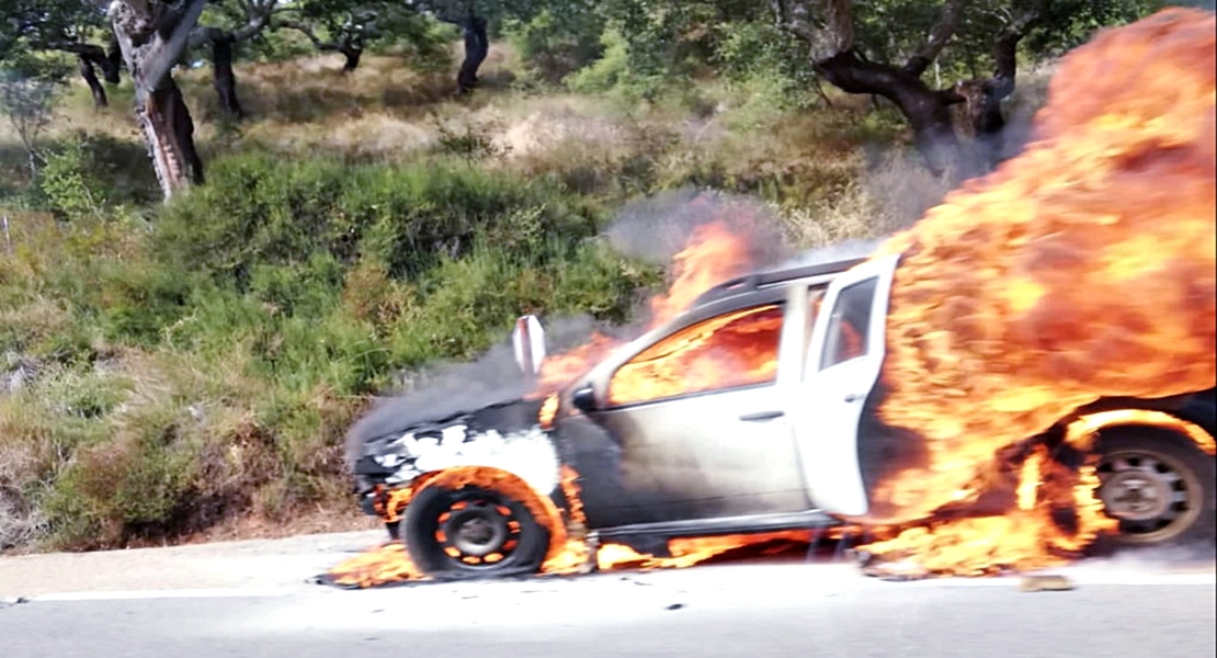 Bomberos del CPEI extinguen un coche ardiendo cerca de Jerez de los Caballeros