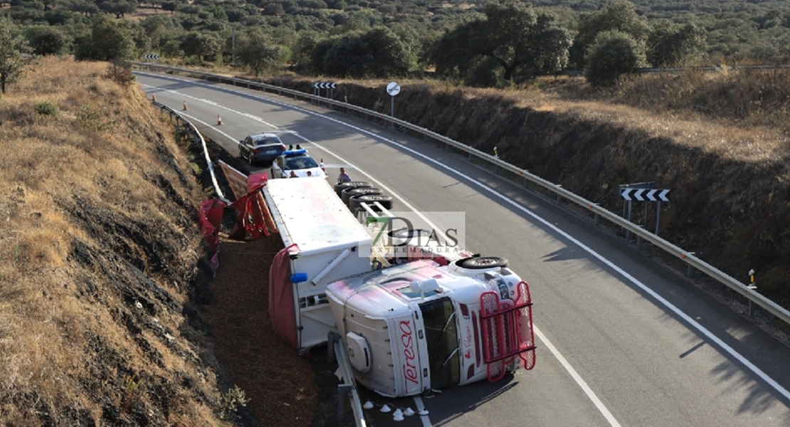 Accidente de tráiler en la Nacional 435 (Badajoz)